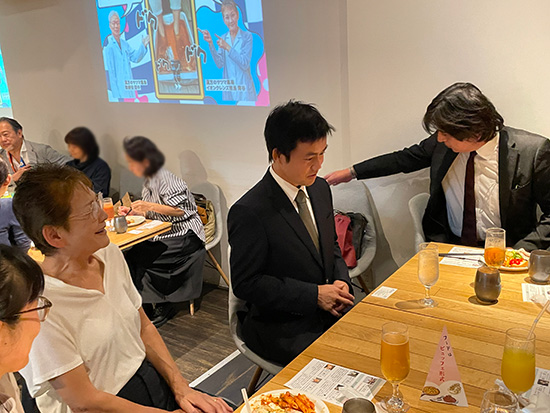 讲座结束后的交流聚会。