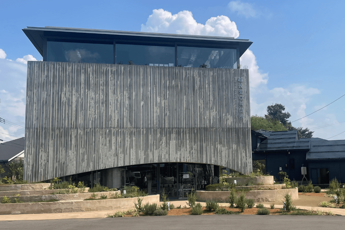 製造工場を訪問し工程を確認する様子