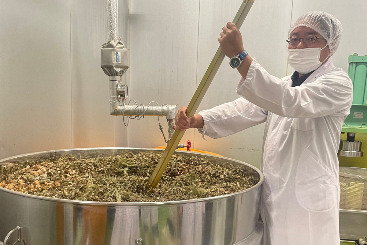 製造現場を確認する様子