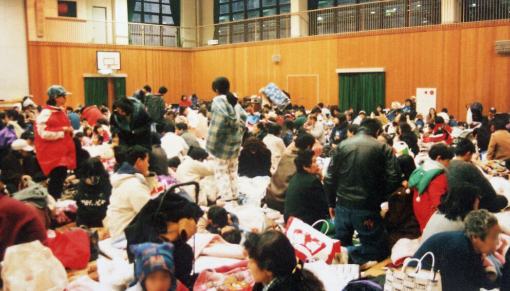 阪神・淡路大震災 避難所 学校体育館内部